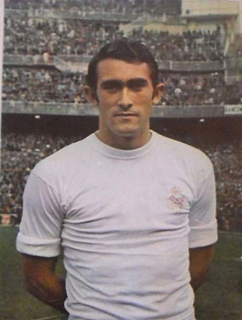 হোসে মার্টিনেজ সাঞ্চেজ: ১৯৬৪ সালে গ্রানাডা থেকে রিয়ালে আসেন এই সুইপার কাম সেন্ট্রাল মিডফিল্ডার। পরবর্তী ১৫ বছরে দলের হয়ে ১০টি লা লিগা জেতার পাশাপাশি চারটি স্প্যানিশ কাপ এবং একটি ইউরোপিয়ান ক্লাবস কাপ জিতেছেন সাঞ্চেজ।