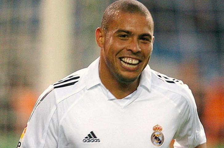 রোনাল্ডো নাজারিও: বিখ্যাত ফরোয়ার্ডদের ভিড়ে প্রথম একাদশে ঠাঁই না পেলেও পরিবর্ত হিসাবে রাখা যেতেই পারে বড় রোনাল্ডোকে। পাঁচ বছরের রিয়াল কেরিয়ারে ১২৭ ম্যাচে ৮৩ গোল করেছেন এই ব্রাজিলীয়।