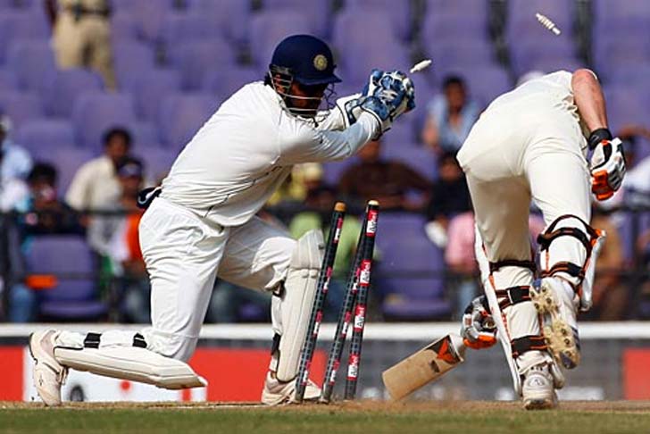 ২০০৮ সালের নাগপুর টেস্টে প্রথম ইনিংসে ভারতের ৪৪১ রানের জবাবে অস্ট্রেলিয়া তখন ১৮৯/২। ধোনি তাঁর বোলারদের নির্দেশ দেন অফ স্টাম্পের অনেক বাইরে বল করতে। এই নেগেটিভ স্ট্র্যাটেজিতে তখন প্রচুর সমালোচনা হয়। কিন্তু পরে এই স্ট্র্যাটেজিই কার্যকর হয়। ম্যাচও জেতে ভারত।