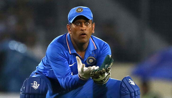 ২০১৬ টি২০ বিশ্বকাপে বাংলাদেশের বিরুদ্ধে ম্যাচে শেষ বলে বাংলাদেশের জেতার জন্য তখন প্রয়োজন দু’রানের। বোলারকে শর্ট বল করতে বলে উইকেটের পিছনে এক হাতের গ্লাভস খুলে ফেলেন ধোনি। যেন তিনি জানতেন শর্ট বল ফস্কাবেন ব্যাটসম্যান আর তিনি রান আউট করবেন। বাস্তবেও হল তাই। হারা ম্যাচ জিতল ভারত।