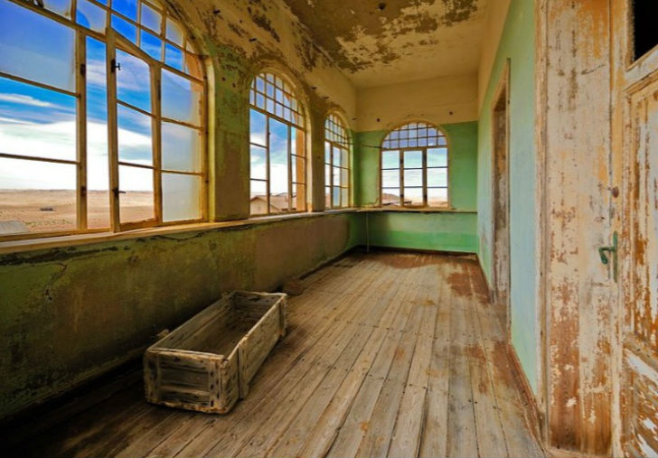 একটা সময় এই শহরের মাটির নীচে ছিল হীরের আকর। বাসিন্দারা বালি খুঁড়ে হীরে সংগ্রহ করতেন। ছোট ছোট <br> কৌটোতে তা ভর্তি করতেন। সেটা প্রায় ১০০ বছর আগের কথা।