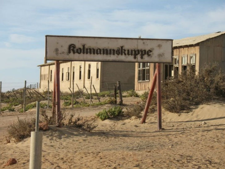 এরপর থেকেই এই অঞ্চলে ঘাঁটি গাড়তে থাকেন জার্মান ব্যবসায়ীরা। এর অল্প দিন পরেই জার্মান সরকার এই <br> এলাকাকে সংরক্ষিত ঘোষণা করে হীরে উত্তোলনের কাজ শুরু করে। <br> একটা সময় বিশ্বের মোট উত্তোলিত হীরের ১২ শতাংশই পাওয়া যেত কোলম্যানস্কোপ থেকে।