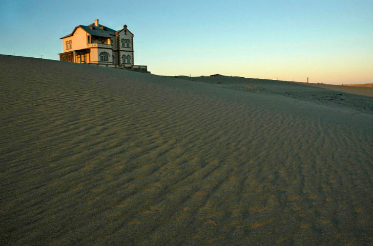 আস্তে আস্তে তৈরি হয় গোটা শহর। তৈরি হয় বাড়ি-ঘর, স্কুল, হাসপাতাল, কারখানা, বলরুম, পাওয়ার স্টেশন, থিয়েটার হল, পোস্ট অফিস।