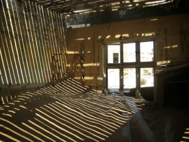 জার্মানদের হাত ধরে ধীরে ধীরে উন্নত হতে থাকে এই ছোট্ট শহর। আফ্রিকার প্রথম ট্রাম বসে এই কোলম্যানস্কোপেই। <br> শুধু তাই নয়, দক্ষিণ গোলার্ধের প্রথম এক্স-রে স্টেশনটিও ছিল এই শহরেই।