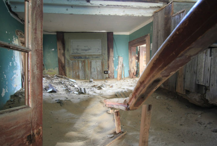 কিন্তু সু-সময় বেশিদিন চলেনি। প্রথম বিশ্বযুদ্ধের পর থেকেই ধীরে ধীরে ফুরিয়ে যেতে থাকে কোলম্যানস্কোপের <br> হীরের ভাণ্ডার। ত্রিশের দশকে কোলম্যানস্কোপের থেকে ১৬৮ মাইল দক্ষিণে নামিবিয়ার <br> সীমান্তের দিকে আরও একটি হীরের খনি আবিষ্কৃত হয়। বাসিন্দারাও একে একে পাততাড়ি গোটাতে থাকেন।