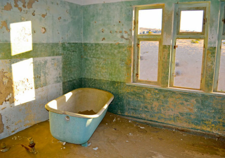 ১৯৫৪-তে পরিত্যক্ত হয় কোলম্যানস্কোপ। তবে এখনও পর্যটকদের কাছে বড় আকর্ষণ এই শহর। <br> প্রশাসনের কাছ থেকে বিশেষ পারমিট নিয়ে প্রবেশ করা যায় এখানে।