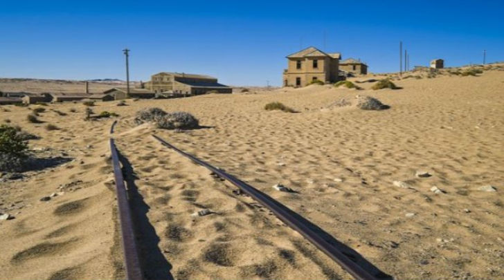 এখন হাঁটু পর্যন্ত বালির আস্তরণে ঢেকে রয়েছে জার্মান স্থাপত্যশৈলিতে গড়ে ওঠা কোলম্যানস্কোপের প্রতিটি বাড়ি। <br> বালির চাদর সরিয়ে মাঝেমধ্যে উঁকি দেয় আফ্রিকার প্রথম ট্রাম লাইন। <br> কখনও উজ্জ্বল ইতিহাস, কখনও মলিন বাস্তব খেলা করে যায় বালির আড়াল থেকে।