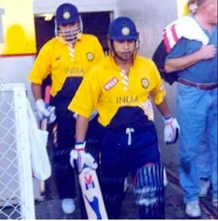 ১৯৯৪ – বছরের তৃতীয় নতুন জার্সি পরে নিউজিল্যান্ডের বিরুদ্ধে খেলতে নামছেন সচিন তেন্ডুলকর।