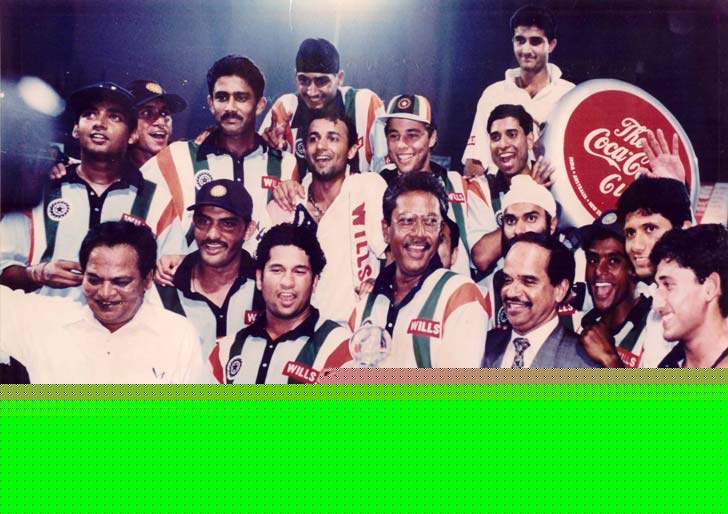 ১৯৯৮ – নতুন জার্সিতে ভারতের সেই ঐতিহাসিক হিরো কাপ জয়।