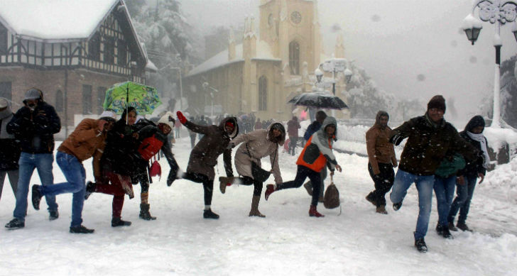 আবহবিদদের ব্যাখ্যা, পশ্চিমী ঝঞ্ঝার দ্বিমুখী ভূমিকাই মূলত শাসন চালায় শীতের উপর। এ বছরের প্রথম <br> সপ্তাহতেই কাশ্মীর, হিমাচল, উত্তরাখণ্ডে পরপর তিনটি ঝঞ্ঝার প্রভাবে <br> ব্যাপক তুষারপাত হয় উত্তর ভারতের বিস্তীর্ণ অঞ্চলে। এতেই জোরদার হয় শীতের দাপট।