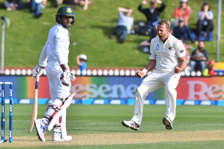 বাংলাদেশের পক্ষে যে কোনও উইকেটে সর্বোচ্চ রানের পার্টনারশিপ হল এ দিন। এ ক্ষেত্রে সাকিবরা টপকালেন পাকিস্তানের বিরুদ্ধে ইমরুল কায়েস এবং তামিম ইকবালের ৩১২ রানের পার্টনারশিপ।