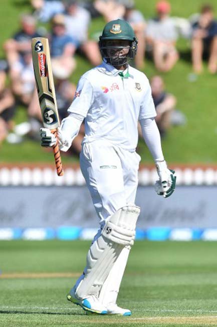 শুক্রবার বাংলাদেশের হয়ে তিন হাজার রান সম্পূর্ণ করলেন সাকিব। তিনিই একমাত্র বাংলাদেশি ক্রিকেটার যিনি একই সঙ্গে টেস্টে তিন হাজার রান এবং দেড়শো উইকেট নিলেন।