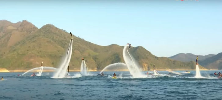 রয়েছে জেটপ্যাক, ওয়াটার বাইকের মতো একাধিক আধুনিক ওয়াটার স্পোর্টস। পর্যটকদের মনোরঞ্জনের জন্য <br> জলের মধ্যেই জিমন্যাস্টিকের নানান কসরতও দেখান চিনা তরুণীরা।