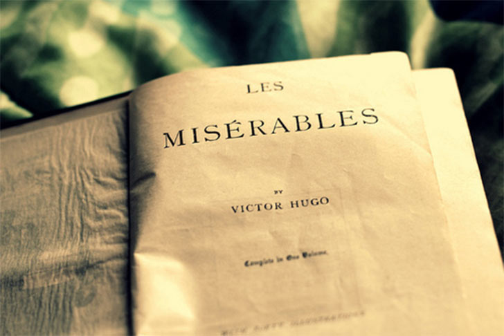 ‘লে মিজারেবলস’-এ ভিক্টর হুগো লিখেছিলেন দুনিয়ার দীর্ঘতম বাক্যটি। ৮২৩টি শব্দের ওই বাক্যের রেকর্ড এখনও অটুট।