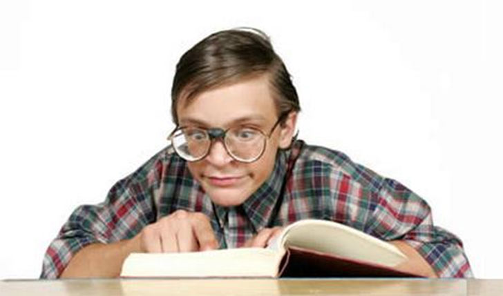 চোখে মোটা কাচের চশমা। সারা ক্ষণই মুখ গুঁজে বইয়ের পাতায়। এমনধারা সাদাসিধে মুখচোরাদের স্কুল-কলেজে ‘নার্ড’ বলে হাসিঠাট্টা করে বহু পড়ুয়াই।<br> এই ‘নার্ড’ শব্দটির উৎপত্তি কোথা থেকে হয়েছে তা নিয়ে বিশেষ কিছু জানা না গেলেও ডা. সুস-এর বইতে প্রথম এই শব্দটির উল্লেখ মেলে। ১৯৫০-এ ‘ইফ আই রান দ্য জু’ বইয়ের একটি চরিত্রের নামই ছিল নার্ড।