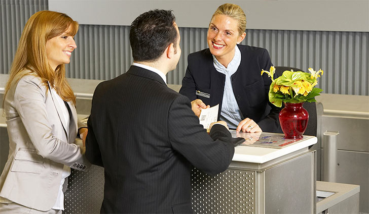 বহু বিমানেই বিজনেস বা ফার্স্ট ক্লাসে শেষ মুহূর্তে অনেক অফার দেয়। এয়ারপোর্টে গিয়ে প্রথমেই আপনার এয়ারলাইন্স ডেস্কে তা নিয়ে খোঁজখবর নিয়ে রাখুন।