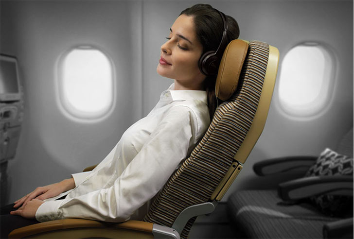 দীর্ঘ বিমানযাত্রার ক্লান্তি এড়াতে বিমানেই খানিকটা ঘুমিয়ে নিন। অনেকেই বিমানে উঠে গান শুনে বা সিনেমা দেখে সময় কাটান। তার বদলে ইয়ারপ্লাগ গুঁজে নিশ্চিন্তে ঘুমিয়ে নিন। এতে একঘেয়েমি কেটে যাবে।