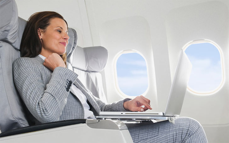 বিমানযাত্রার সময় পাওয়ার ব্যাঙ্ক সঙ্গে রাখতে ভুলবেন না। বাড়ি থেকে বেরনোর আগে দেখে নিন, তা পুরোপুরি চার্জ দেওয়া আছে কি না। বিমানে উঠে মোবাইল গেমস খেলা বা ল্যাপটপে অফিসের কাজকর্ম সেরে ফেলার প্ল্যান করলে পাওয়ার ব্যাঙ্কও খুবই কাজে আসবে।