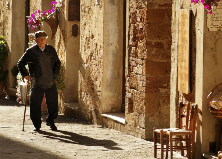 সেলিয়া, ইতালি: <br> 
আইন প্রণয়ন করে মৃত্যু ‘নিষিদ্ধ’ করা হয়েছে সেলিয়াতেও। এই আইনে মৃত্যু নিষিদ্ধ করার পাশাপাশি যদি কেউ বয়স্ক ব্যক্তির <br> শরীরের যত্ন না রাখেন তাঁর জরিমানাও ধার্য করা হয়েছে। এই অঞ্চলের জনসংখ্যা <br> গত কয়েক দশকে উল্লেখযোগ্য হারে কমে যাওয়ায় মেয়র ডেভিড জিচিনেলা এই আইন প্রণয়ন করেছেন। <br> ষাটের দশকে সেলিয়ার জনসংখ্যা ছিল ২০০০-এর কাছাকাছি। বর্তমানে এই শহরে বসবাস করেন মাত্র ৫৬০ জন। তাঁদের <br>  বেশির ভাগেরই বয়স ৭০-এর কোঠায়। এ ভাবে চলতে থাকলে দ্রুত জনশূন্য হয়ে যাবে সেলিয়া। তাই এই <br> পরিস্থিতি রোধ করতেই নাকি এমন আইন প্রণয়ন করেছেন ডেভিড।