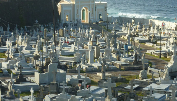 ফ্যালসিয়ানো দেল ম্যাসিকো, ইতালি: <br> 
দক্ষিণ ইতালির ছোট্ট শহর ফ্যালসিয়ানো দেল ম্যাসিকো। মৃতদেহ কবর দেওয়ার জায়গা নেই এখানে। আর সেই <br> কারণেই মৃত্যুও নিষিদ্ধ এখানে। কেউ অসুস্থ হলে তাঁকে পাশের শহরে নিয়ে যাওয়া হয়। <br> সেখানে মৃত্যু হলে সেই শহরেই কবর দেওয়া হয় তাঁকে।