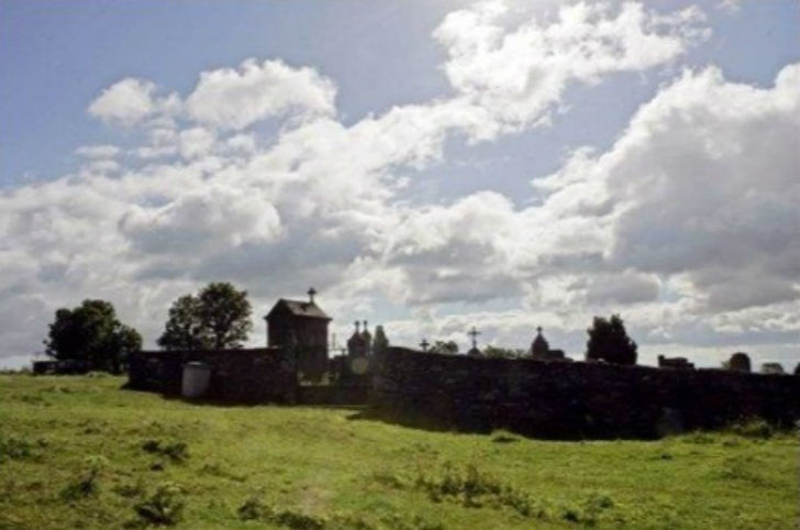 সারপুরেনক্স, ফ্রান্স: <br> 
সারপুরেনক্সেও সমস্যা কবরস্থানের সীমিত জায়গা নিয়ে। এই সমস্যা গড়িয়েছিল আদালত পর্যন্ত। কিন্তু শহর প্রসারিত করার <br> আবেদন খারিজ করে দিয়েছিল এখানকার আদালত। ফলে মৃত্যুই নিষিদ্ধ হয়ে যায় সারপুরেনক্সে।