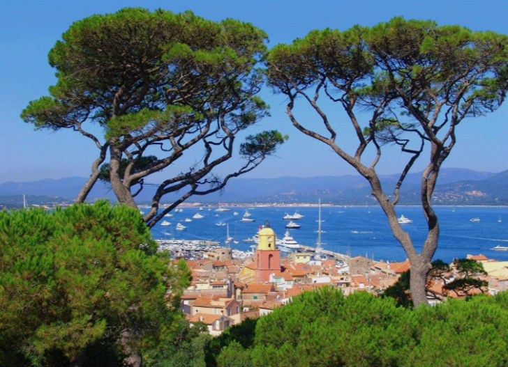 লে লাভান্ডু, ফ্রান্স: <br> 
একই সমস্যা লে লাভান্ডুতেও। এর কবরস্থানটি রয়েছে সমুদ্রের একেবারে পাশেই। তাই কবরস্থানটি পূর্ণ হয়ে গেলেও <br> তা প্রসারণ করা সম্ভব নয় বলে জানিয়েছে সেখানকার প্রশাসন। <br> আইন জারি করে তাই মৃত্যু নিষিদ্ধ করা হয়েছে এই শহরে। তবে যদি কেউ শহরে মারাও যান <br> তাঁকে অন্য কোথাও গিয়ে সমাধিস্থ করাই নিয়ম এখানকার।