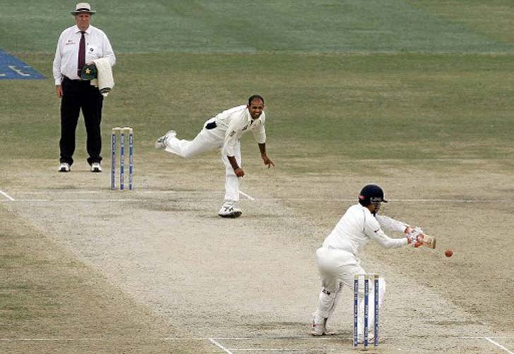 মাত্র এক রানের জন্য ইউনিস খানের ডবল সেঞ্চুরি হাত ছাড়া হয়ে যায়। হরভজন সিংহ রান আউট করেন ইউনিস খানকে।