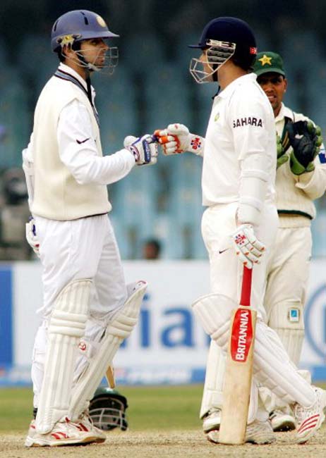 ইউনাস খানের আউটেও পাকিস্তানের ব্যাটিং দমে যায়নি। এর পর আরও তিন ব্যাটসম্যান সেঞ্চুরি করেন।