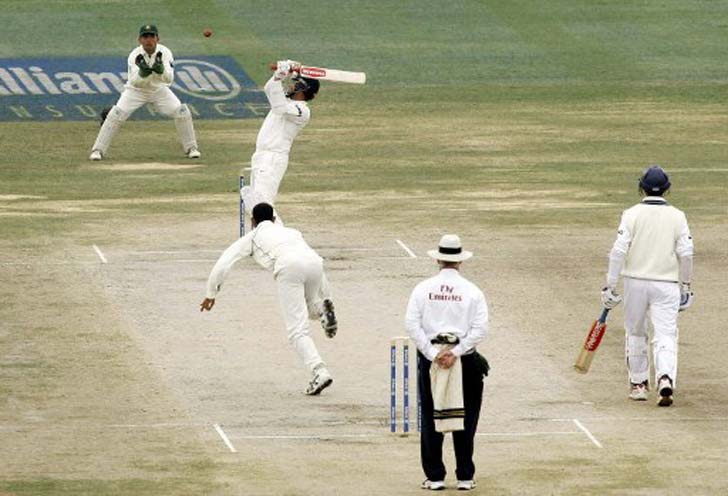 মহম্মদ ইউসুফ (১৭৩), শাহিদ আফ্রিদি (১০৩) এবং কামরান আকমল (১০২)-দের ব্যাটিং-এ ভর করে পাকিস্তান ৬৭৯ রান তোলে।