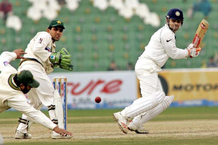 জবাবে ব্যাট করতে নেমে ভারত এক উইকেটে ৪১০ রান তুলে ড্র করে।