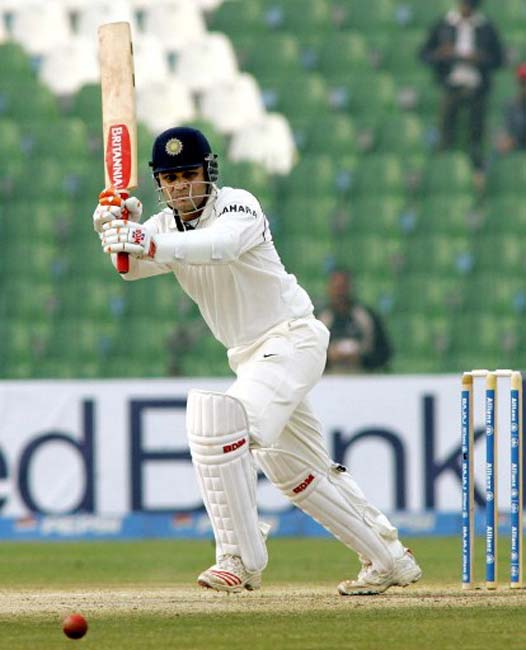 সহবাগের সঙ্গে যোগ্য সঙ্গ দিয়ে ১২৮ রান করেন রাহুল দ্রাবিড়ও।