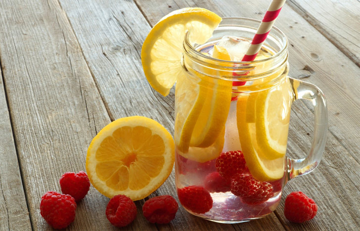 অফিস ডেস্কে অবশ্যই জলের বোতল রাখুন। সারা দিনে অন্তত ১-২ লিটার জল খান।<br>যদি জল খেতে একঘেয়ে লাগে তাহলে ফ্লেভারড ইনফিশন করতে পারেন। অরেঞ্জ, লেমন ওয়েজ বা তুলসি যেটা পছন্দ।<br> সুস্থ থাকার জন্য নিজেকে হাইড্রেটেড রাখা প্রয়োজন।