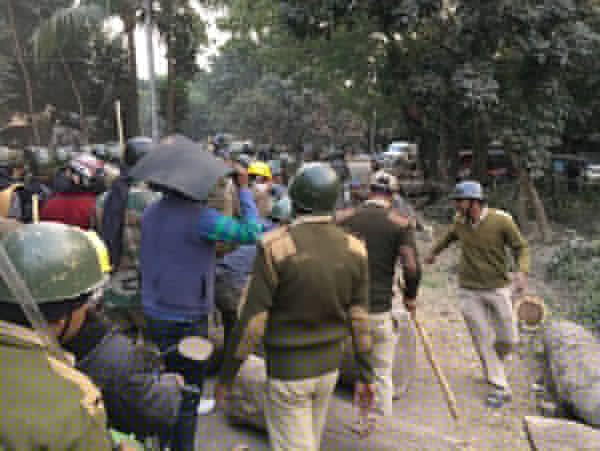 Bhangar erupts in protest, Violent clashes between police and villagers dgtl
