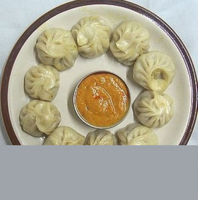 বাপিদার মোমো। সল্টলেকের বাসিন্দার একডাকে এই রেস্তোরাঁর নাম করেন। সল্টলেকের সেক্টর ২-তে<br>
করুণাময়ী বাসস্টপের কাছেই রয়েছে এটি। এখানে এলে চিকেন স্টিমড মোমো অর্ডার করতে পারেন।