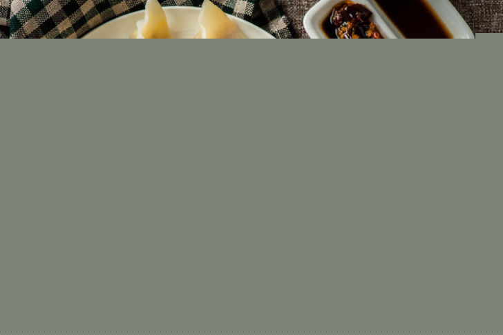 অর্কিড। এলগিন রোডের সাবার্বান হসপিটাল রোডে রয়েছে এই রেস্তোরাঁটি। খুব একটা সাজানোগোছানো না হলেও<br>
মন খারাপ করবেন না। এক প্লেট মোমো অর্ডার করে মুখে দিতেই মালুম হবে কখন যেন এর স্বাদু আবেশে<br>
চোখ বুজে এসেছে আপনার। এখানকার প্যান ফ্র্যায়েড পর্ক মোমো আর ‘সসি’ মোমোর গুণগান করেন অনেকেই।