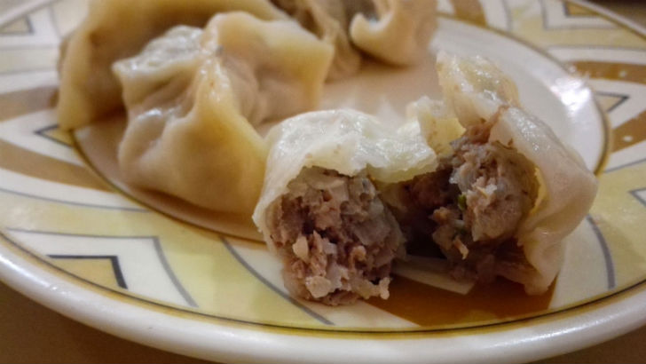 দ্য ব্লু পপি। সিকিম হাউসে গেলে এক বার ঢুঁ মারতে পারেন এই রেস্তোরাঁয়। প্রথম দিকে সল্টলেকে খুললেও<br>
ক্যামাক স্ট্রিট ও লেকটাউনেও এই রেস্তোরাঁটির শাখা ছড়িয়েছে। এখানকার পর্ক প্যান ফ্রায়েড মোমো সত্যিই লাজবাব!