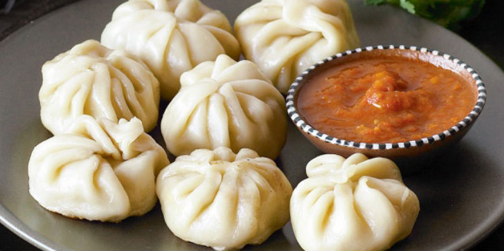 দেনজং কিচেন। টালিগঞ্জের পল্লীশ্রীতে রয়েছে এই রেস্তোরাঁটি। জুসি মিটবল বান পাউরুটির মধ্যে পুরে<br>
এখানে মোমো হিসেবে পরিবেশন করা হয়। টালিগঞ্জ ছাড়াও যাদবপুর, নিউ আলিপুর, হাজরা,<br>
গড়িয়া ও সল্টলেকেও এর শাখা রয়েছে। এখানকার চিকেন স্টিমড মোমো বিখ্যাত।