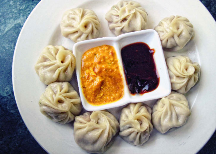 টেরিটি বাজার। আলসেমি ভেঙে ভোর ৫টার সময় এক বার এখানে এসে পড়লেই হল।<br>
পেয়ে যাবেন সুস্বাদু চাইনিজ ব্রেকফাস্ট। সাধারণত সকাল ৮টার মধ্যেই এখানকার বিক্রিবাটা শেষ হয়ে যায়।<br>
ঘরোয়া রান্নার স্বাদ পেতে এক বার ঘুরেই আসুন টেরিটি বাজারের মোমোর দোকানে।<br>
পর্ক ডিমসাম আর ফ্রায়েড মোমো দিয়ে সেরে নিন সকালের জলখাবার।