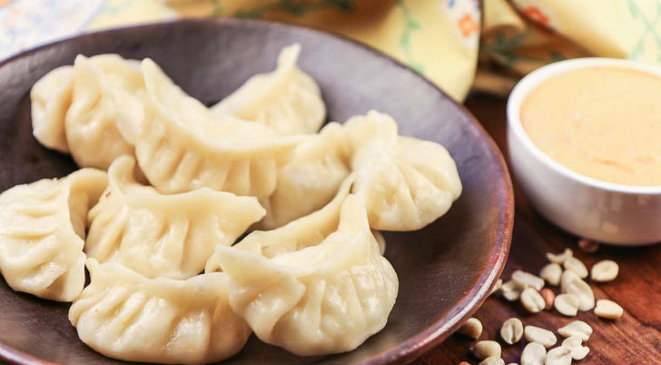 হামরো মোমো। শহরের অনেক রেস্তোরাঁর থেকেই এখানকার মোমো আকারে বড়সড়।<br>
এমনটাই দাবি রেস্তোরাঁ কর্তৃপক্ষের। রসুন আর স্প্রিং আনিয়ন দিয়ে তা খেতেও বেশ।<br>
এখানকার পর্ক ডিপ প্যান মোমোর সঙ্গে সঙ্গে খেয়ে দেখুন চিকেন স্টিমড মোমো।