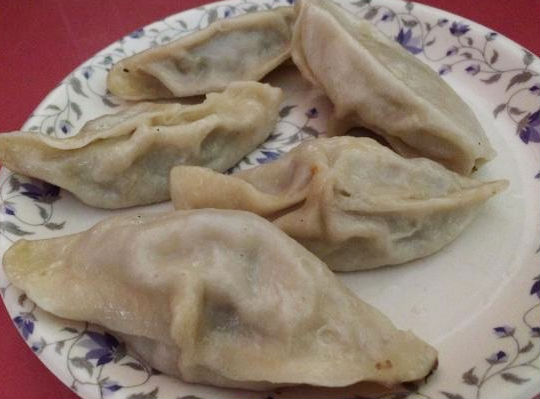 মোমো প্লাজা। শহরের মোমোপ্রেমীরা এক বার হলেও এখানে ঢুঁ মেরেছেন।<br>
মোমো প্ল্যাটারের সঙ্গে মেলে নানা রকমের সসও।<br>
প্যান ফ্রায়েড পর্ক সেজওয়ান মোমো না খেয়ে এখান থেকে ফিরবেন না।