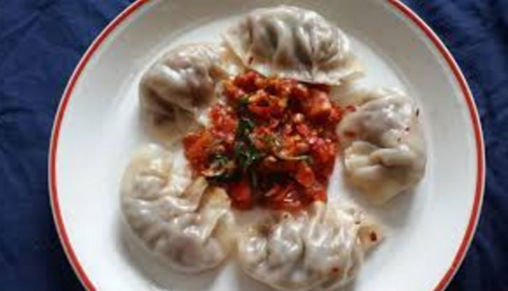 তিবেটান ডিলাইট। এলগিন রোডের এই রেস্তোরাঁয় রয়েছে ল্যাম্প, টুনি বাল্ব মেশানো<br>
তিবেটান অন্দরমহলের ছোঁয়া। এখানে খেতে পারেন চিকেন ডাবল ফ্রায়েড মোমো।