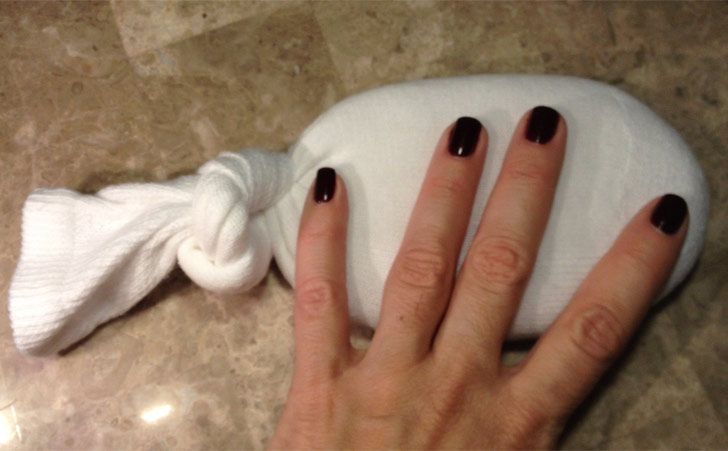 মোজার নীচের অংশে সৈন্ধব লবণ ভরে উপরের অংশ ভাল ভাবে বেঁধে নিন যাতে নুন বেরিয়ে না যায়।