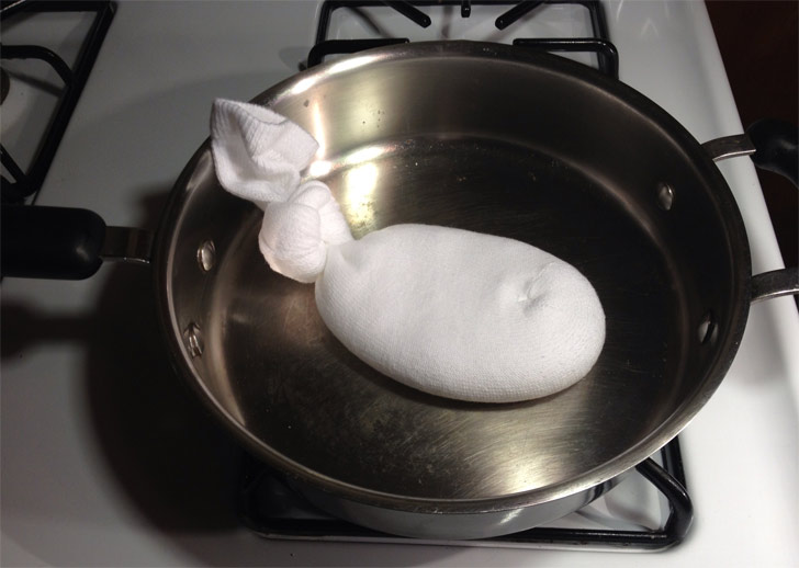 প্যান গরম করে আঁচ একদম কম রেখে নুন ভরা মোজা গরম করে নিন। উল্টে দু’পিঠই গরম করবেন। তবে হালকা গরম। বেশি গরম যেন না হয়ে ওঠে।