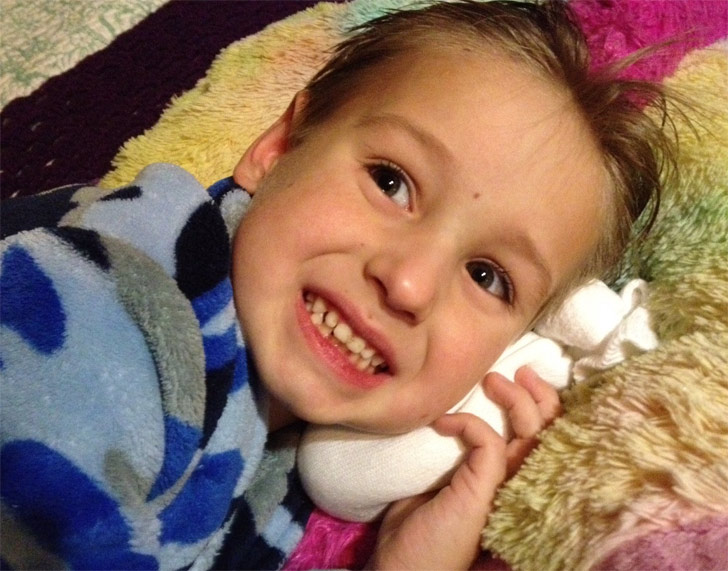 এ বার নুন ভরা গরম মোজার ব্যথা কানে চেপে ধরলে কিছুক্ষণের মধ্যে যন্ত্রণা সেরে যাবে। একই মোজা বার বার ব্যবহার করতে পারেন।