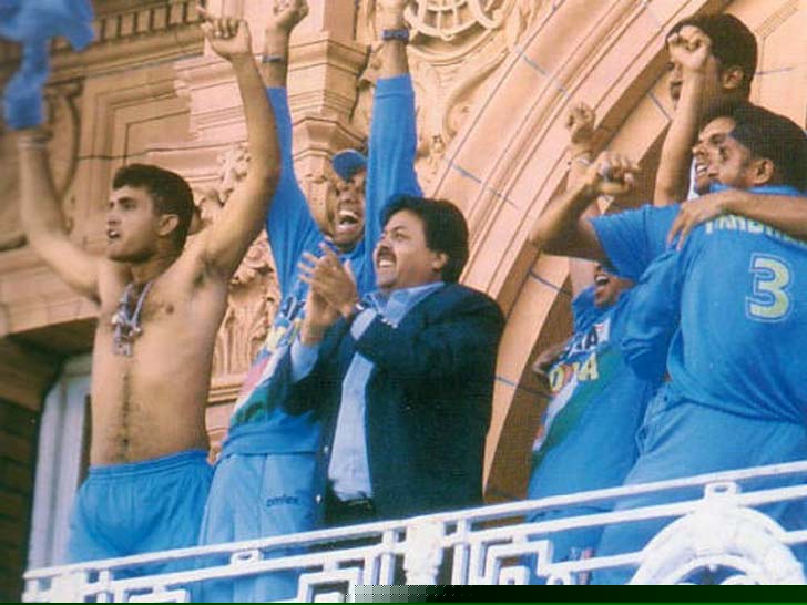 আগ্রাসী মনোভাবের আমদানি: সৌরভের আগে এই মনোভাবের বড়ই অভাব ছিল ভারতীয় দলে। ফ্লিনটফের শার্ট খোলার বদলা লর্ডসের ব্যালকনিতেই নেওয়ার সিদ্ধান্ত নেন তিনি। ভারতীয় দলে আগ্রাসী মনোভাবের সেই শুরু।