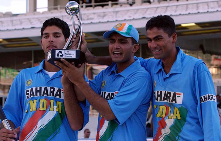 ব্যাটিং অর্ডারে কাইফকে ওপরে তোলা: ২০০৩ বিশ্বকাপে আনোয়ারের শতরানের সুবাদে ২৭৩ রনের বড় স্কোর করে পাকিস্তান। জবাবে সচিনের বিধ্বংসী ইনিংসে ভর করে ম্যাচে জাঁকিয়ে বসা ভারত আচমকা পরপর উইকেট খুইয়ে চাপে পড়ে যায়। ম্যাচে দ্রাবিড়, যুবরাজদের আগে কাইফকে নামানোর সিদ্ধান্ত নেন তিনি। পরবর্তীকালে কাইফকে উপরে নামিয়ে একাধিক ম্যাচ জেতে ভারত।