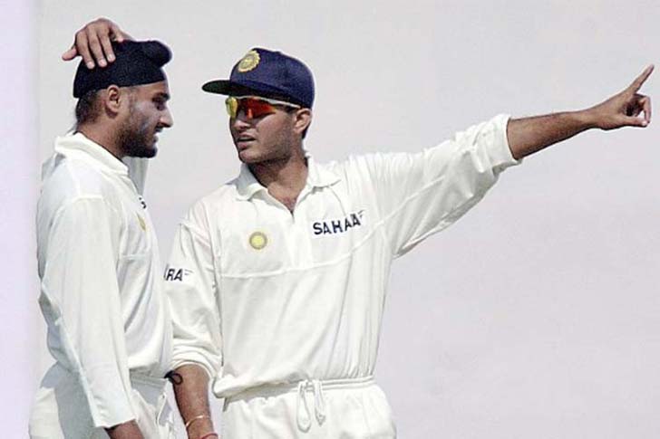 অনভিজ্ঞ হরভজনকে দলে নেওয়া: অস্ট্রেলিয়া সিরিজের আগে তেমন পারফর্ম করতে না পারা হরভজন এক সময় ভেবেছিলেন ক্রিকেট থেকে অবসরের। নির্বাচকদের সঙ্গে প্রায় যুদ্ধ করে হরভজনকে দলে নিয়েছিলেন তিনি। হরভজনের অফ স্পিনে কাত হয়ে সিরিজ হারে অস্ট্রেলিয়া।