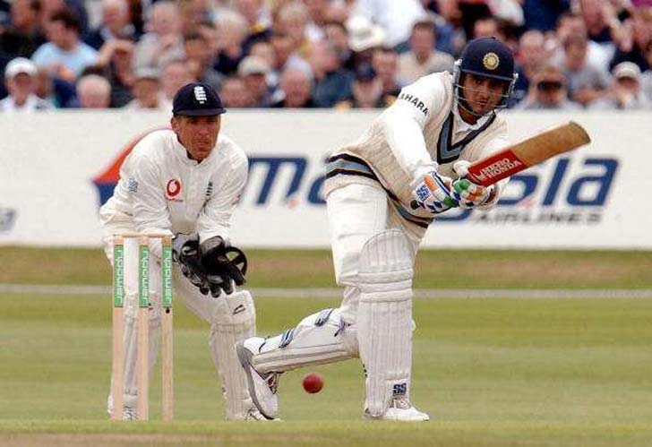 মেঘলা হেডিংলেতে টসে জিতে ব্যাটিং: মেঘলা আবহাওয়ায় পেস সহায়ক উইকেটে টসে জিতে ব্যাটিংয়ের সিদ্ধান্ত নেন সৌরভ। হরভজন এবং কুম্বলেকে চতুর্থ এবং পঞ্চম দিনের উইকেটের সুবিধা দেওয়ার জন্য এই সাহসী সিদ্ধান্ত নেন তিনি। টেস্টে ইংল্যান্ডকে ইনিংস ও ৪৬ রানে হারিয়ে বিদেশের মাঠে অন্যতম সেরা জয় তোলে ভারত।