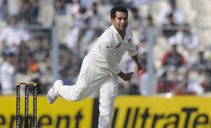 ইডেন টেস্টে সচিনকে দিয়ে বল করানো: ঐতিহাসিক ইডেন টেস্ট মনে থাকবে লক্ষণ-রাহুল জুটির অনবদ্য ব্যাটিং এবং হরভজনের বোলিংয়ের জন্য। কিন্তু পঞ্চম দিনে ম্যাচ প্রায় বাঁচিয়ে দেওয়া অস্ট্রেলিয়াকে হারাতে সাহায্য করেছিল সচিনের লেগস্পিন। রাজুকে সরিয়ে সচিনকে সে দিন বল করানো ছিল দাদার মাস্টারস্ট্রোক।