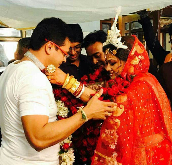 প্রি ম্যারেজ হনিমুনে প্যারিস, রোম, মাদ্রিদ, বার্সিলোনা ঘুরে এসেছেন দম্পতি।